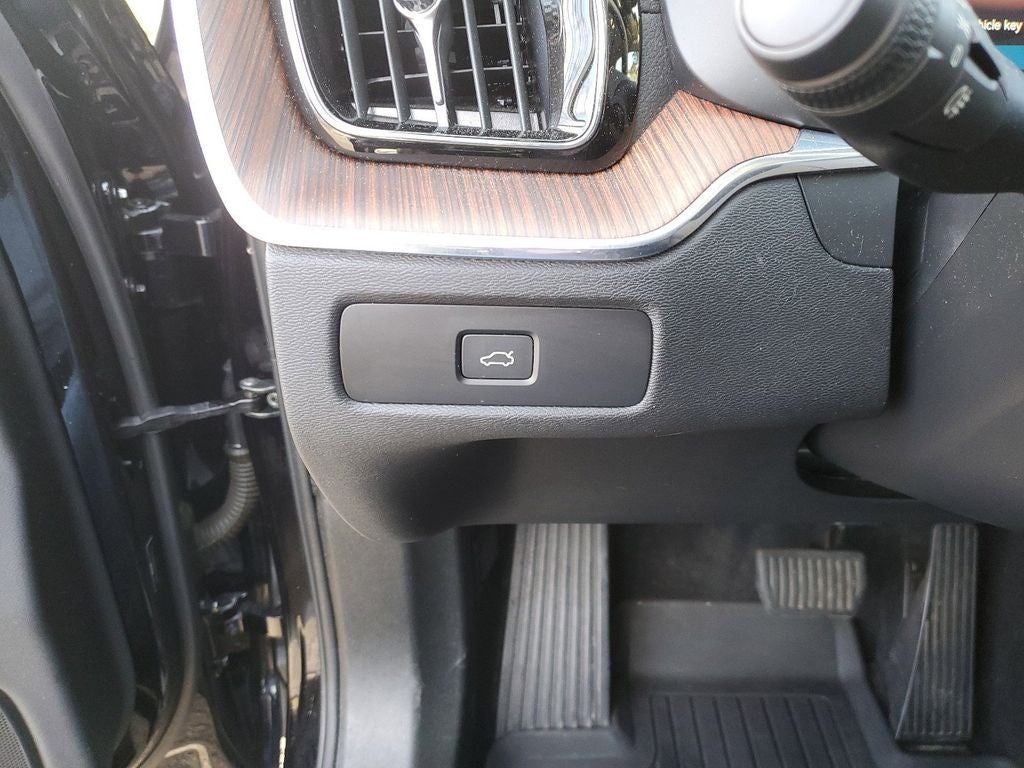 2024 Volvo XC60 B5 Ultimate Dark Theme