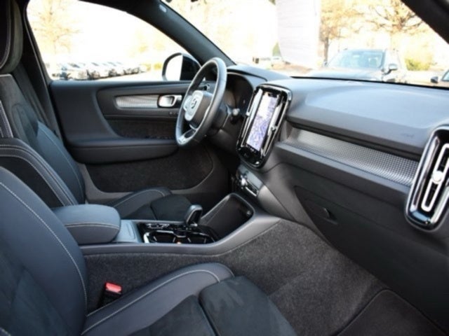 2025 Volvo XC40 B5 Plus Dark Theme