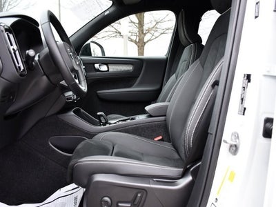 2025 Volvo XC40 B5 Plus Dark Theme