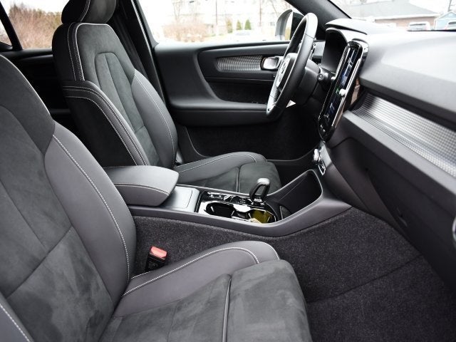 2025 Volvo XC40 B5 Plus Dark Theme