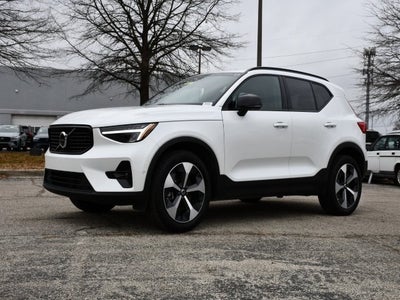 2025 Volvo XC40 B5 Plus Dark Theme