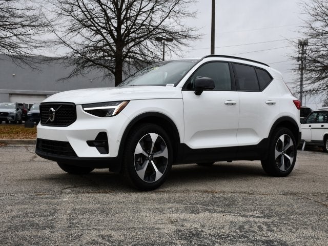 2025 Volvo XC40 B5 Plus Dark Theme