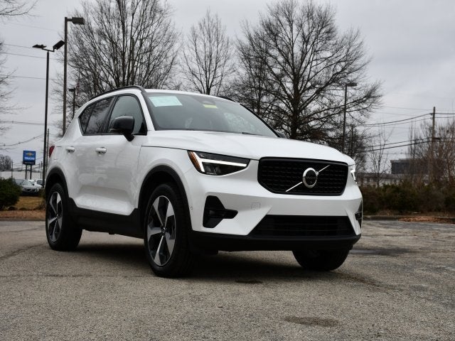 2025 Volvo XC40 B5 Plus Dark Theme