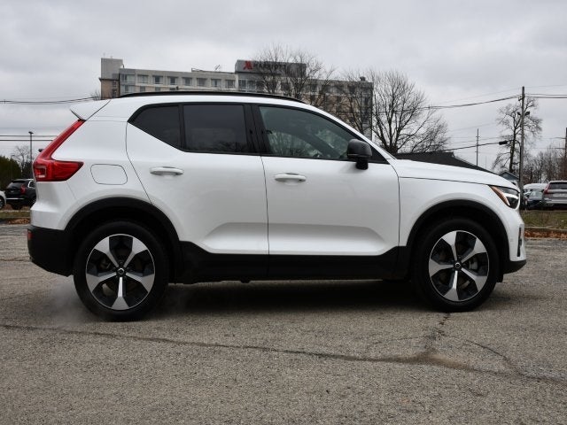 2025 Volvo XC40 B5 Plus Dark Theme