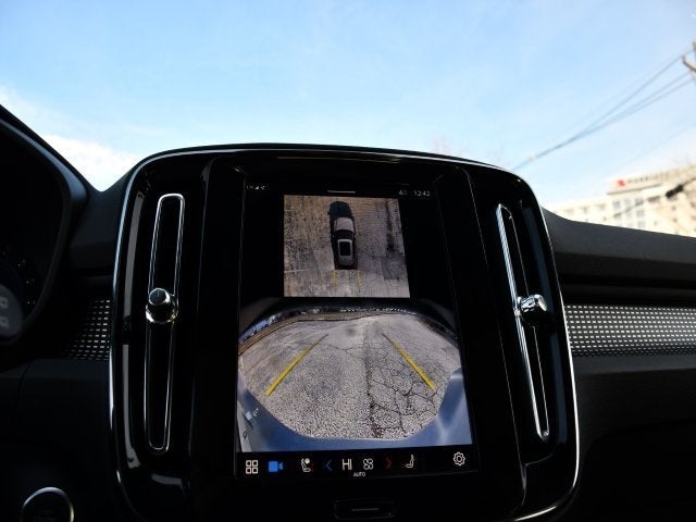 2025 Volvo XC40 B5 Plus Dark Theme