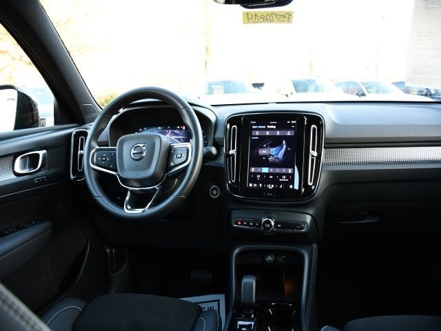 2025 Volvo XC40 B5 Plus Dark Theme