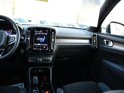 2025 Volvo XC40 B5 Plus Dark Theme