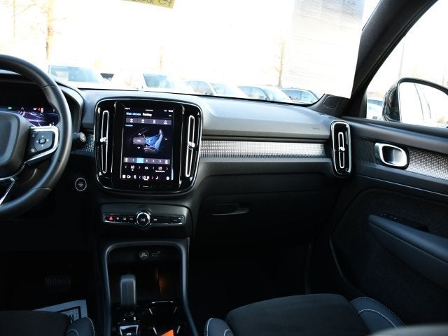 2025 Volvo XC40 B5 Plus Dark Theme