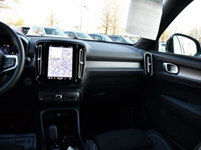 2025 Volvo XC40 B5 Plus Dark Theme