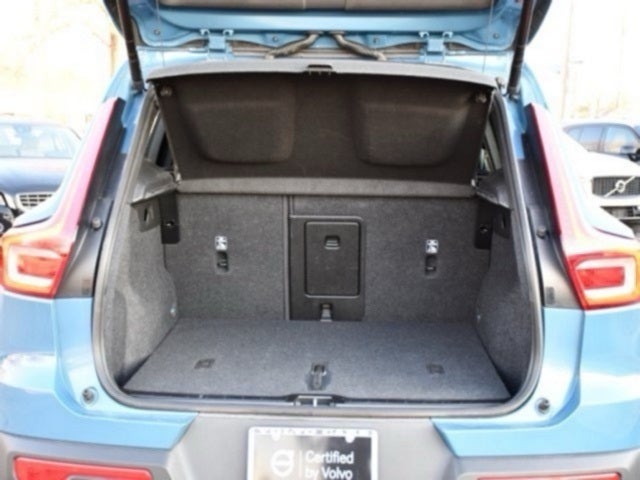 2025 Volvo XC40 B5 Plus Dark Theme