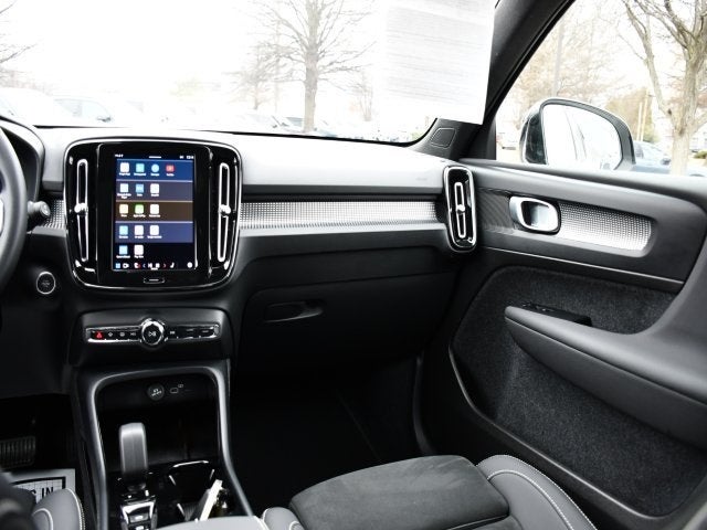 2025 Volvo XC40 B5 Plus Dark Theme