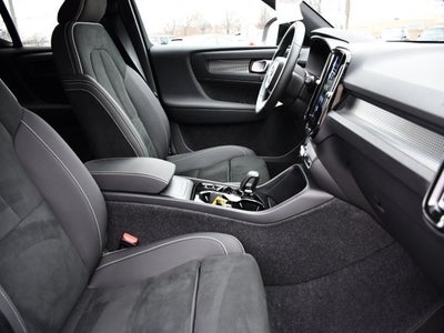 2025 Volvo XC40 B5 Plus Dark Theme