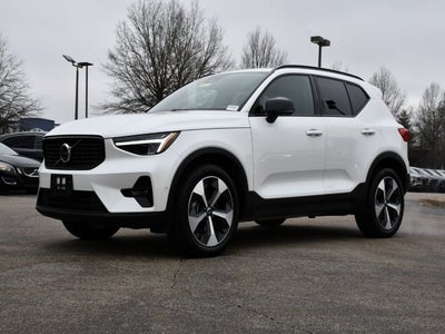 2025 Volvo XC40 B5 Plus Dark Theme
