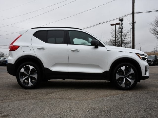 2025 Volvo XC40 B5 Plus Dark Theme
