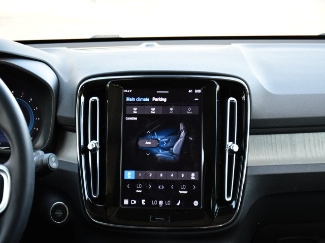 2025 Volvo XC40 B5 Plus Bright Theme