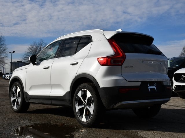 2025 Volvo XC40 B5 Plus Bright Theme