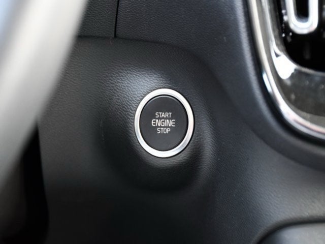 2025 Volvo XC40 B5 Plus Bright Theme