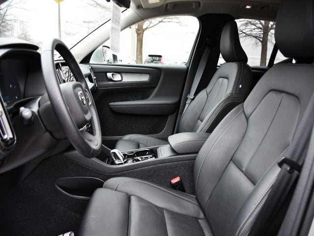 2025 Volvo XC40 B5 Plus Bright Theme