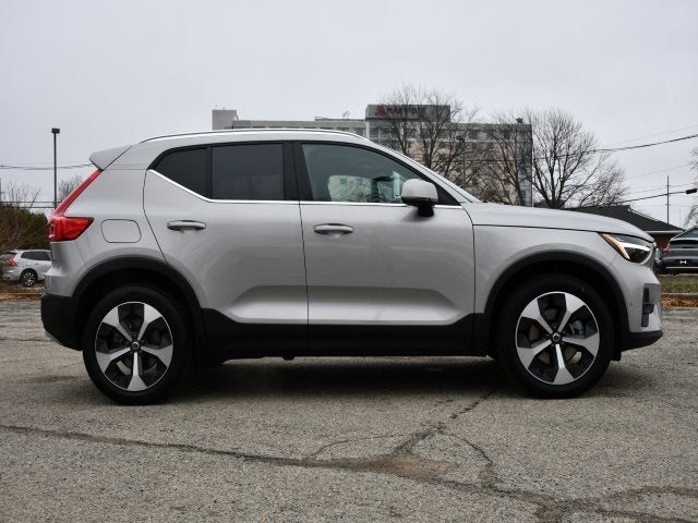 2025 Volvo XC40 B5 Plus Bright Theme