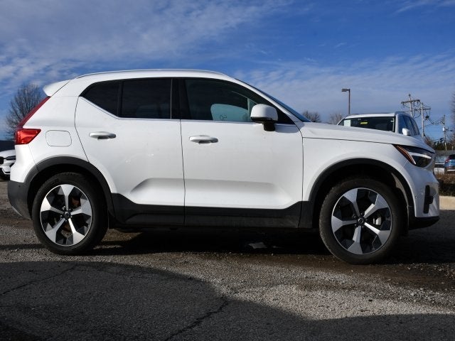 2025 Volvo XC40 B5 Plus Bright Theme