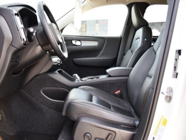 2025 Volvo XC40 B5 Plus Bright Theme