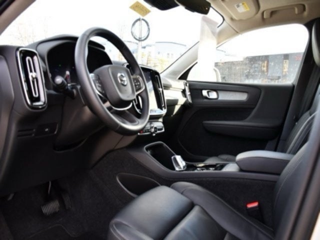 2025 Volvo XC40 B5 Plus Bright Theme