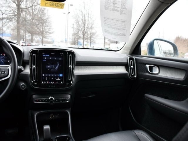 2025 Volvo XC40 B5 Core