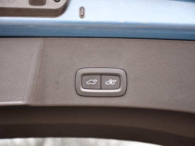 2025 Volvo XC40 B5 Core