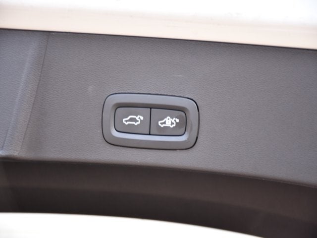 2025 Volvo XC40 B5 Core