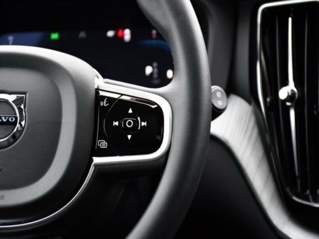 2025 Volvo XC60 B5 Plus